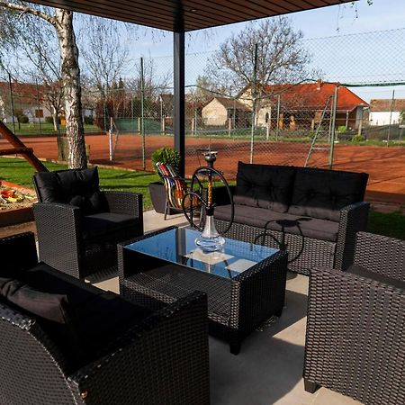 Tennis Guesthouse Ordacsehi Экстерьер фото