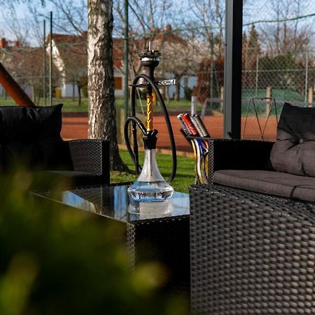 Tennis Guesthouse Ordacsehi Экстерьер фото