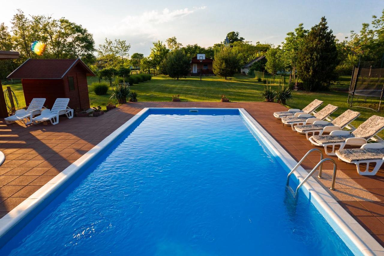 Tennis Guesthouse Ordacsehi Экстерьер фото
